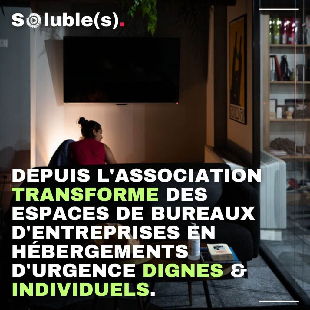 Photographie d'une femme de dos assise sur un canapé dans un espace de bureau cosy le soir, avec le texte "Depuis l'association transforme des espaces de bureaux d'entreprises en hébergements d'urgence dignes & individuels".