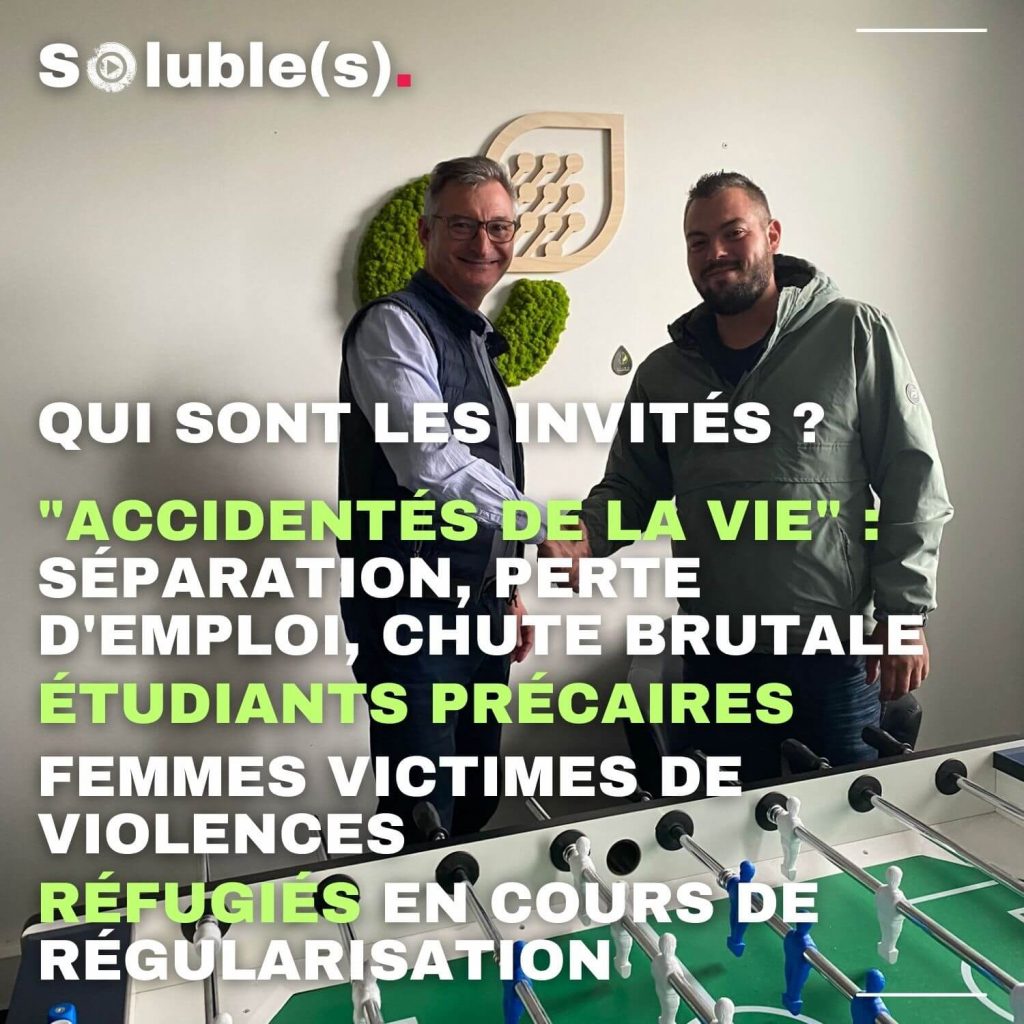 Photographie de deux hommes (un hôte et un invité) se serrant la main dans un bureau équipé d'un baby-foot, avec le texte "Qui sont les invités ? Accidentés de la vie (séparation, perte d'emploi, chute brutale), Étudiants précaires, Femmes victimes de violences, Réfugiés en cours de régularisation"