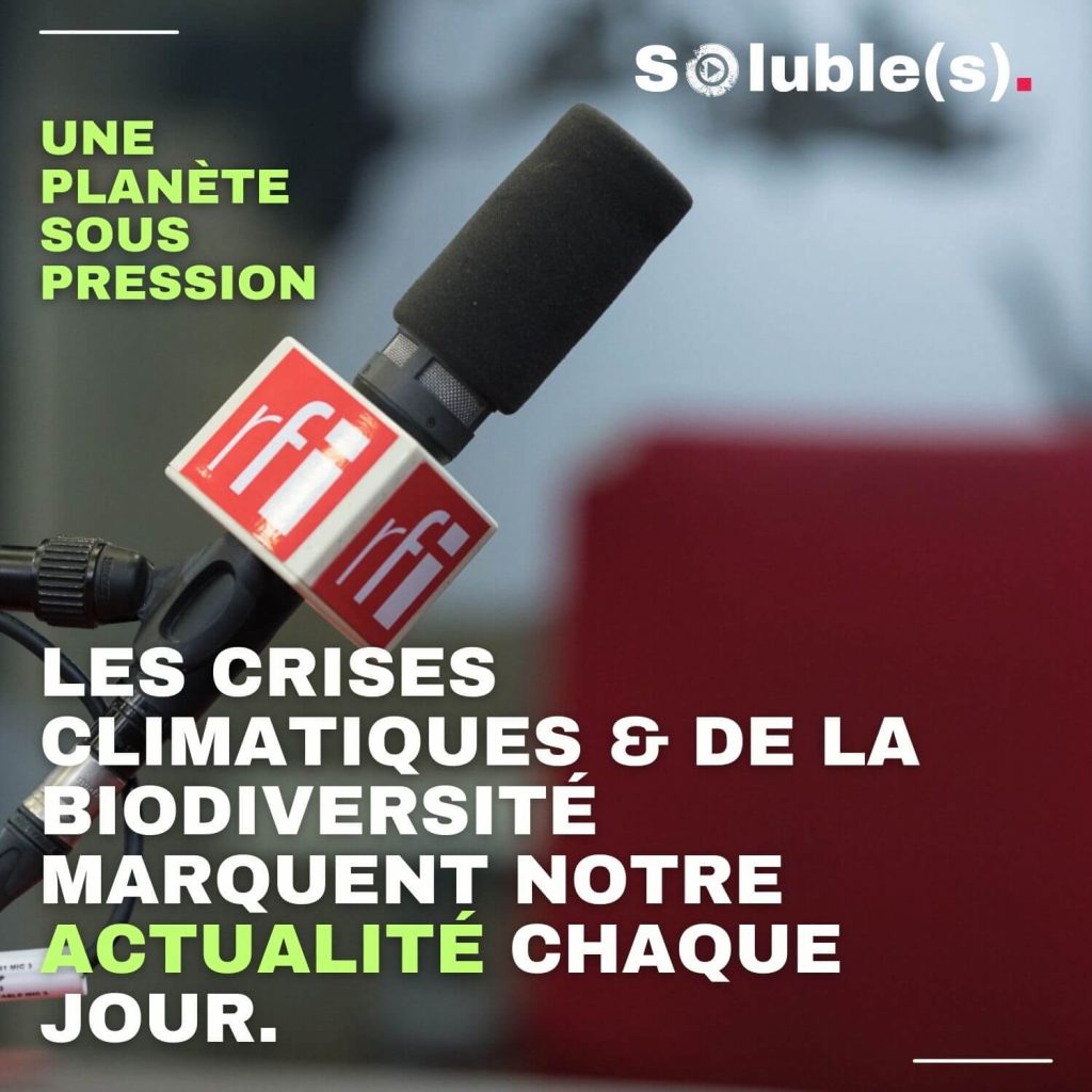 Visuel Soluble(s) montrant un micro RFI en studio avec le texte : “UNE PLANÈTE SOUS PRESSION. Les crises climatiques & de la biodiversité marquent notre actualité chaque jour.”