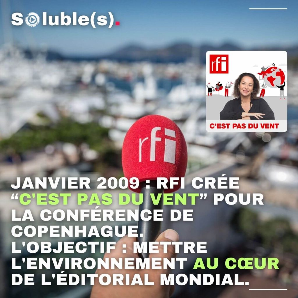 Visuel Soluble(s) avec un micro RFI rouge et, en surimpression, la vignette de l’émission “C’est pas du vent”, accompagné du texte : “Janvier 2009 : RFI crée ‘C’est pas du vent’ pour la conférence de Copenhague. L’objectif : mettre l’environnement au cœur de l’éditorial mondial.”