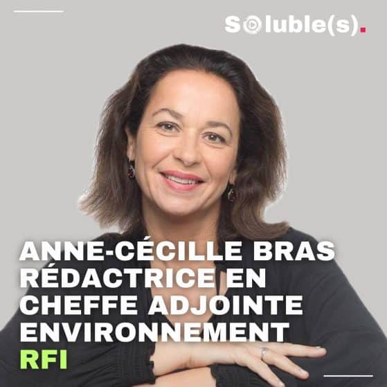 Visuel Soluble(s) sur fond gris montrant un portrait d’Anne-Cécile Bras souriante, bras croisés, avec le texte : “Anne-Cécille Bras, rédactrice en cheffe adjointe environnement, RFI.”