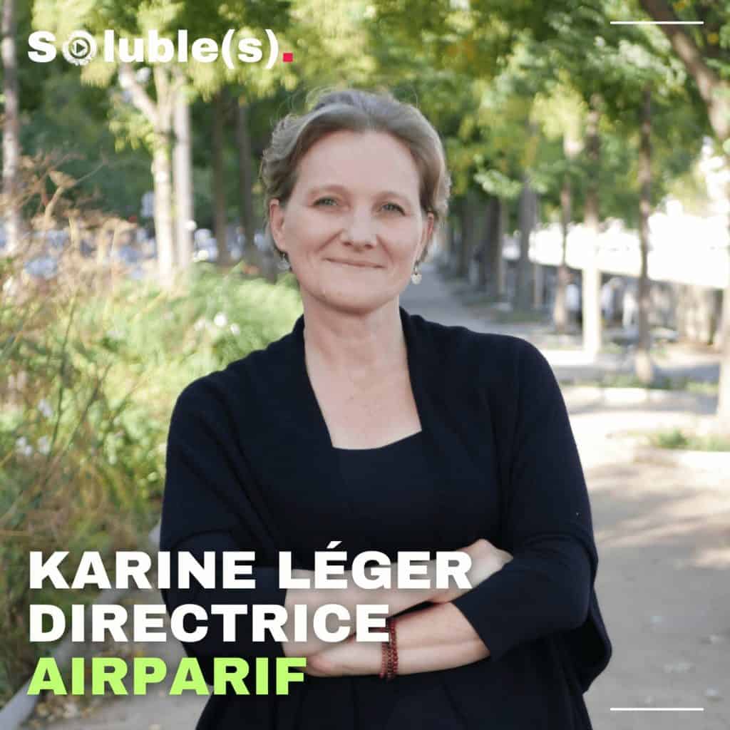 Portrait en extérieur de Karine Léger, souriante avec les bras croisés, se tenant sur une allée arborée ensoleillée. Le texte indique : "KARINE LÉGER, DIRECTRICE AIRPARIF."