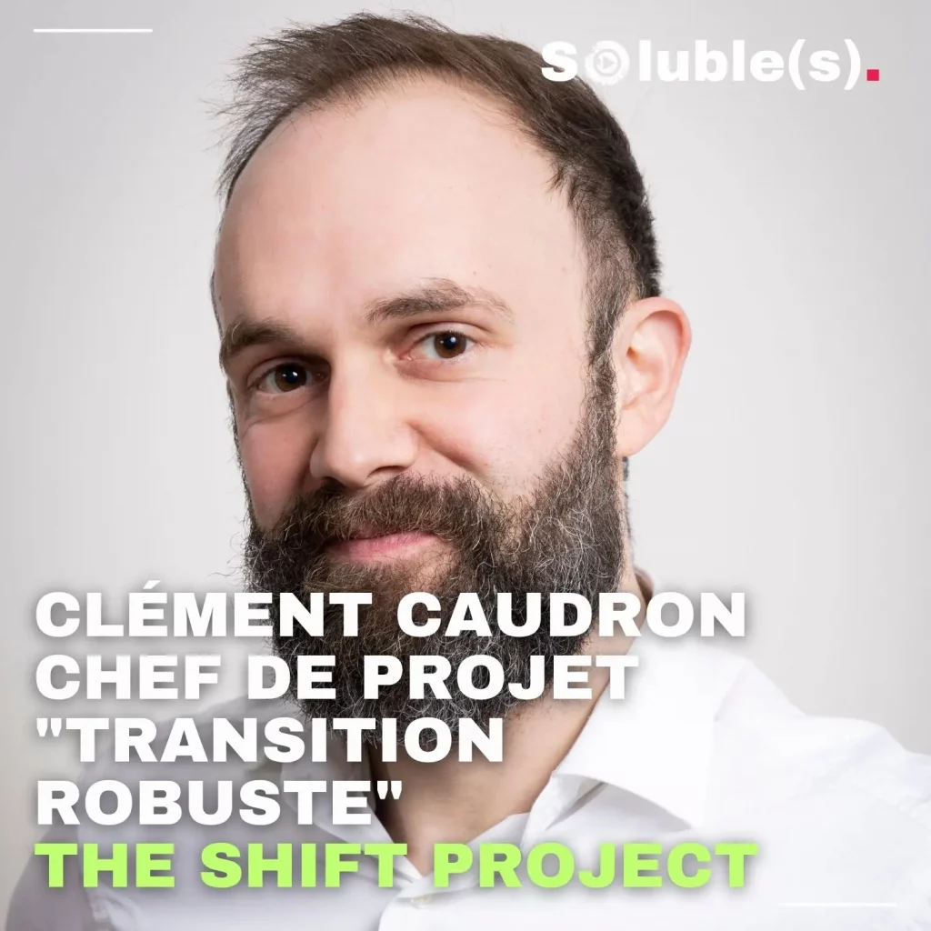 Portrait de face de Clément Caudron, un homme barbu portant une chemise blanche. Texte : "Clément Caudron, chef de projet 'Transition robuste', The Shift Project". Logo Soluble(s).