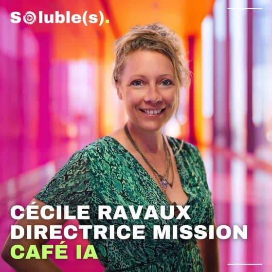 Portrait de Cécile Ravaux souriante sur un fond coloré rose et orange, avec le logo du podcast Soluble(s) en haut à gauche et le texte "CÉCILE RAVAUX DIRECTRICE MISSION CAFÉ IA" écrit en bas à gauche.
