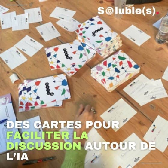 Visuel du podcast Soluble(s) montrant plusieurs paquets de cartes étalés sur une table en bois, utilisés comme support d'animation. Le texte intégré indique : "DES CARTES POUR FACILITER LA DISCUSSION AUTOUR DE L'IA".