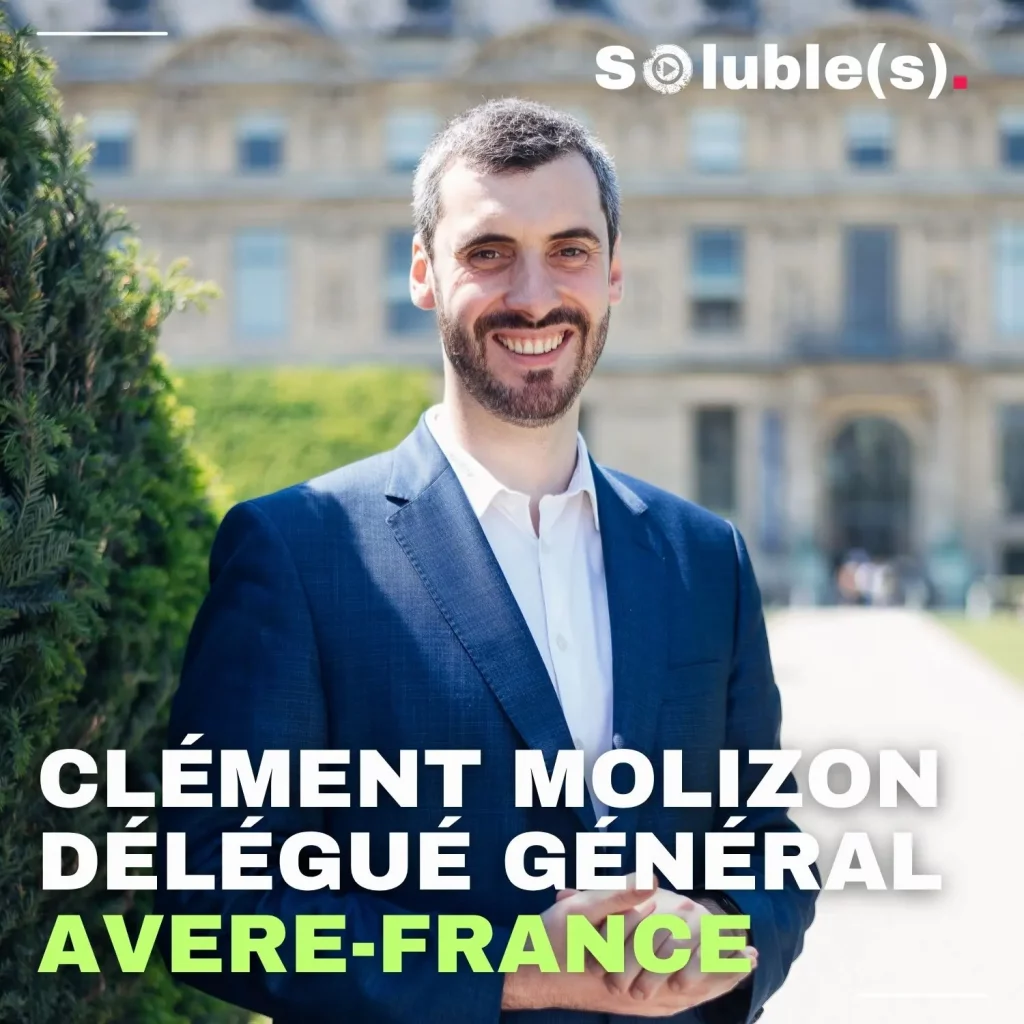 Portrait souriant de Clément Molizon en veste de costume bleu à l'extérieur. Texte : Soluble(s). Clément Molizon, Délégué général Avere-France.