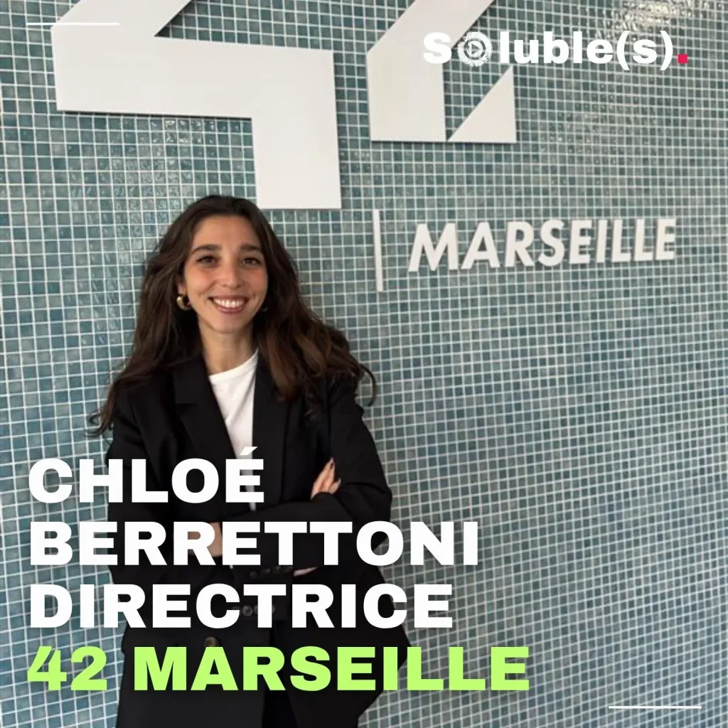 Portrait de Chloé Berrettoni, directrice de 42 Marseille, devant le logo de l'école