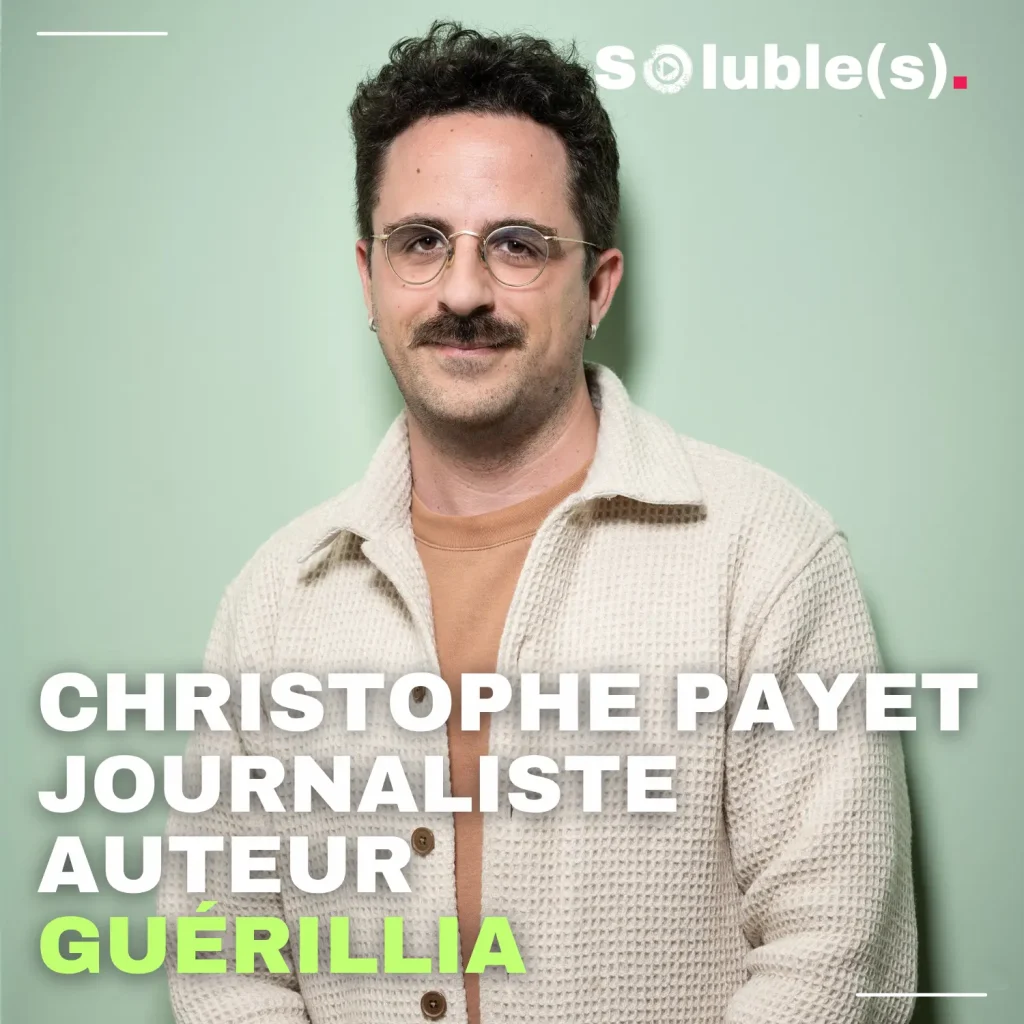 Portrait de Christophe Payet, journaliste et auteur, invité du podcast Soluble(s). Homme à lunettes et moustache posant en veste claire sur fond vert pastel.